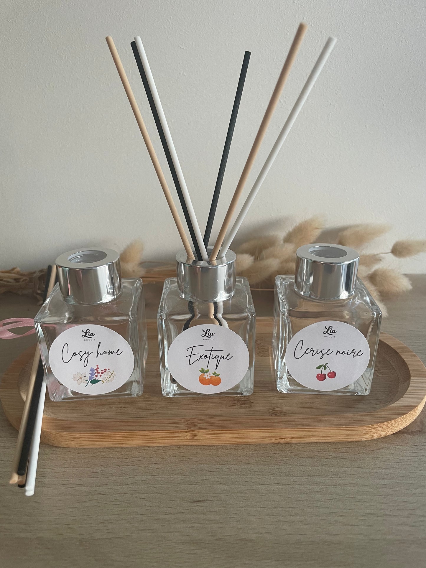 Diffuseur à tiges, parfum d'ambiance, bougies parfumées, artisanat fait main, créateur francais, parfumez sa maison de facon saine, sans produit toxique, huile végétale neutre, parfum de Grasse, bien-etre à la maison cocooning. Diffusez un parfum pendant plusieurs semaine grâce au diffuseur dans son contenant en verre et ses tiges à bois à retourner