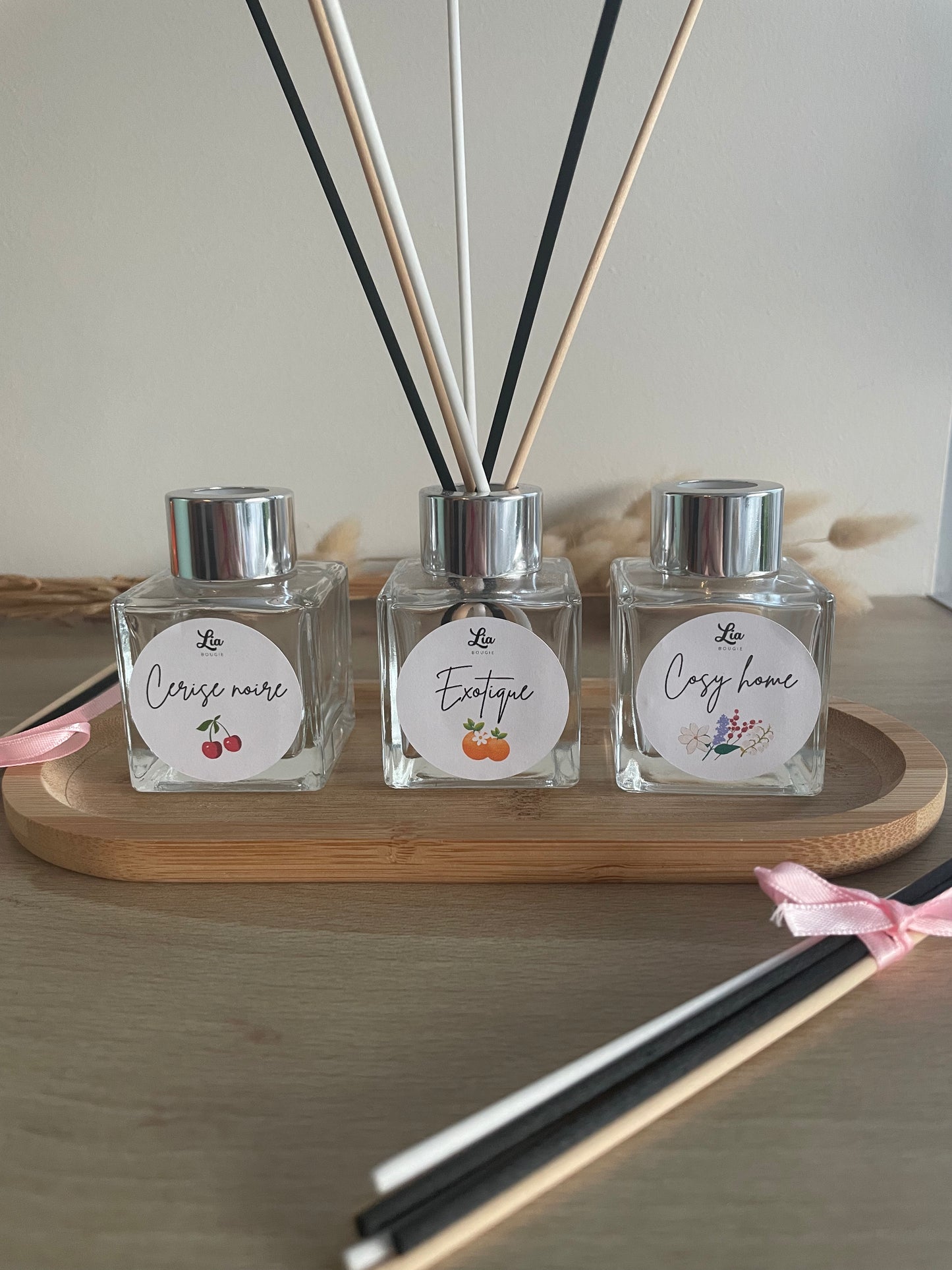 Diffuseur à tiges, parfum d'ambiance, bougies parfumées, artisanat fait main, créateur francais, parfumez sa maison de facon saine, sans produit toxique, huile végétale neutre, parfum de Grasse, bien-etre à la maison cocooning