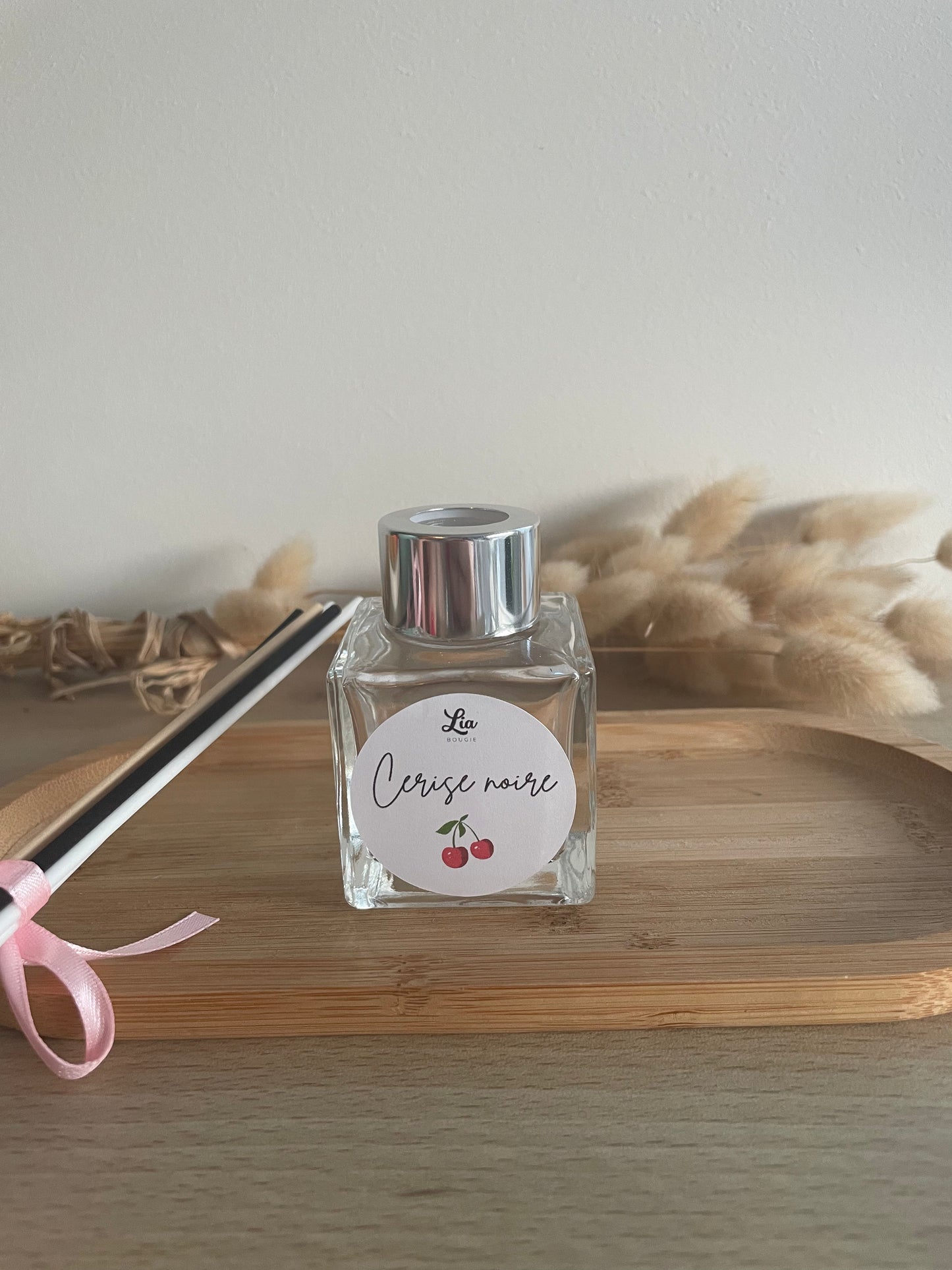 Diffuseur à tiges, parfum d'ambiance, bougies parfumées, artisanat fait main, créateur francais, parfumez sa maison de facon saine, sans produit toxique, huile végétale neutre, parfum de Grasse, bien-etre à la maison cocooning, senteur cerise noire fruitée