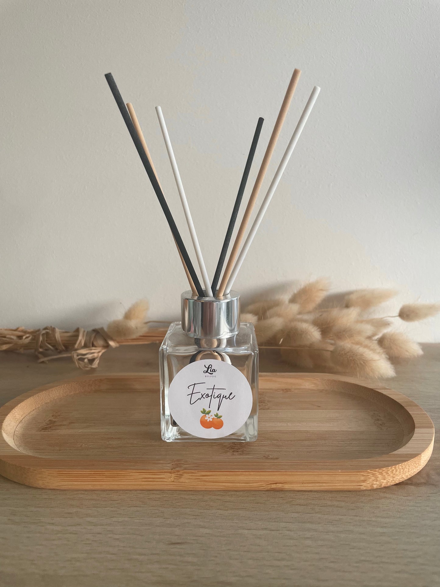 Diffuseur à tiges, parfum d'ambiance, bougies parfumées, artisanat fait main, créateur francais, parfumez sa maison de facon saine, sans produit toxique, huile végétale neutre, parfum de Grasse, bien-etre à la maison cocooning clémentine monoi senteur exotique