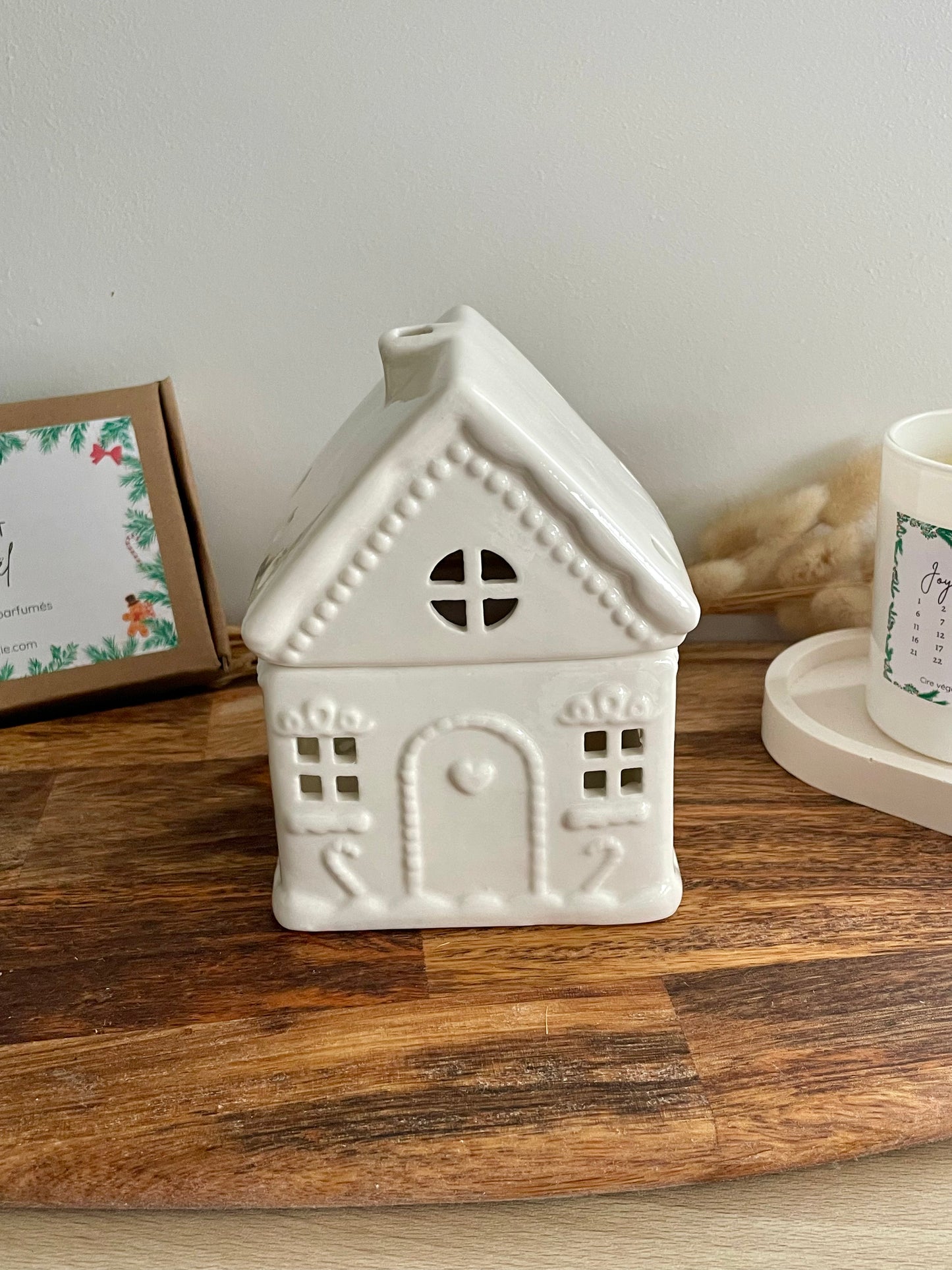 Bruleur brule parfum de noel pour faire fondre les fondants parfumes diffuser l'odeur dans sa maison cire vegetale soja olive bougie chauffe plat maisonnette de noel blanche maison pain d'epices