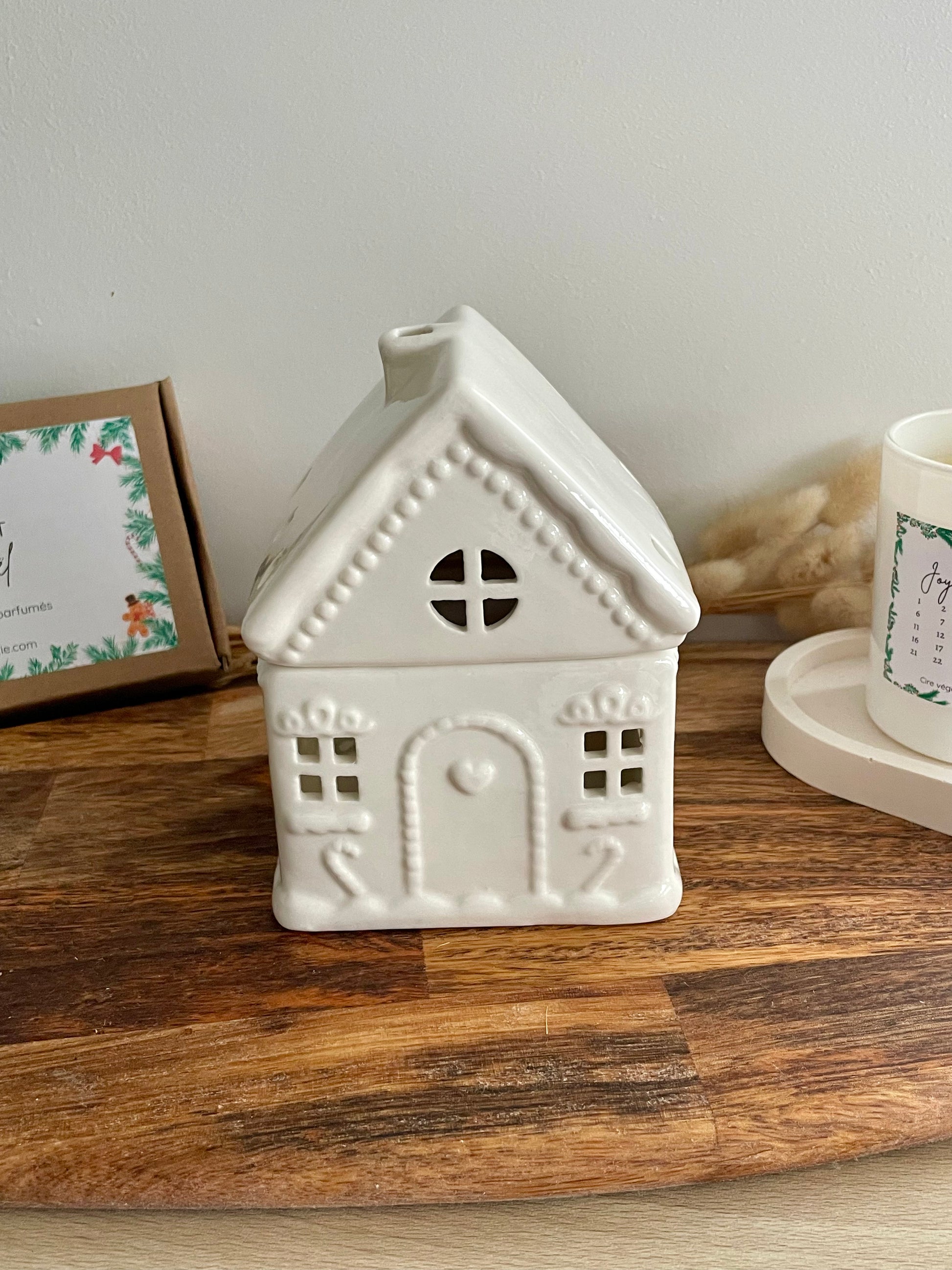 Bruleur brule parfum de noel pour faire fondre les fondants parfumes diffuser l'odeur dans sa maison cire vegetale soja olive bougie chauffe plat maisonnette de noel blanche maison pain d'epices