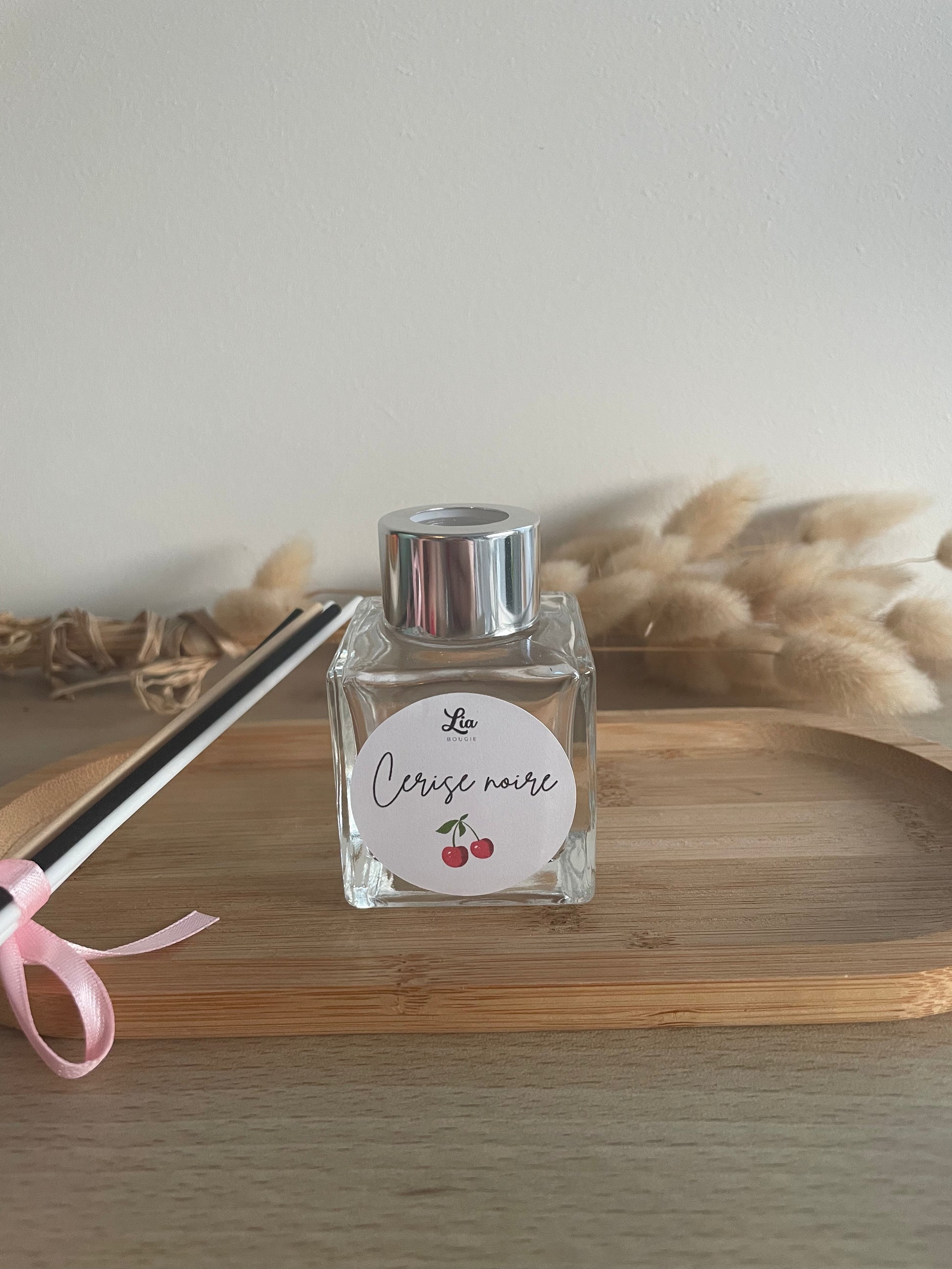 Diffuseur à tiges, parfum d'ambiance, bougies parfumées, artisanat fait main, créateur francais, parfumez sa maison de facon saine, sans produit toxique, huile végétale neutre, parfum de Grasse, bien-etre à la maison cocooning, senteur cerise noire fruitée