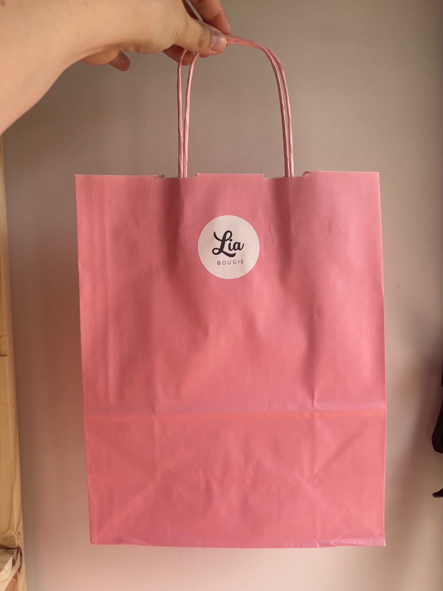 Sac de transport en papier rose pour bouquet parfumé