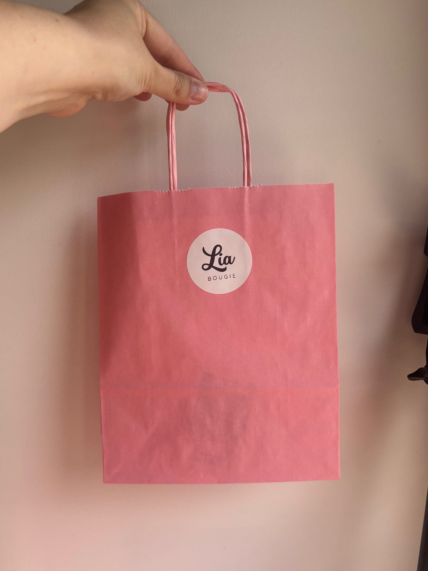 Sac de transport en papier rose pour bouquet parfumé