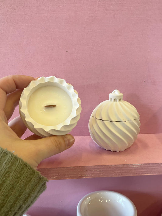 Bougie "Boule de Noël" senteur Caramel beurre salé