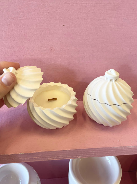 Bougie "Boule de Noël" senteur Caramel beurre salé