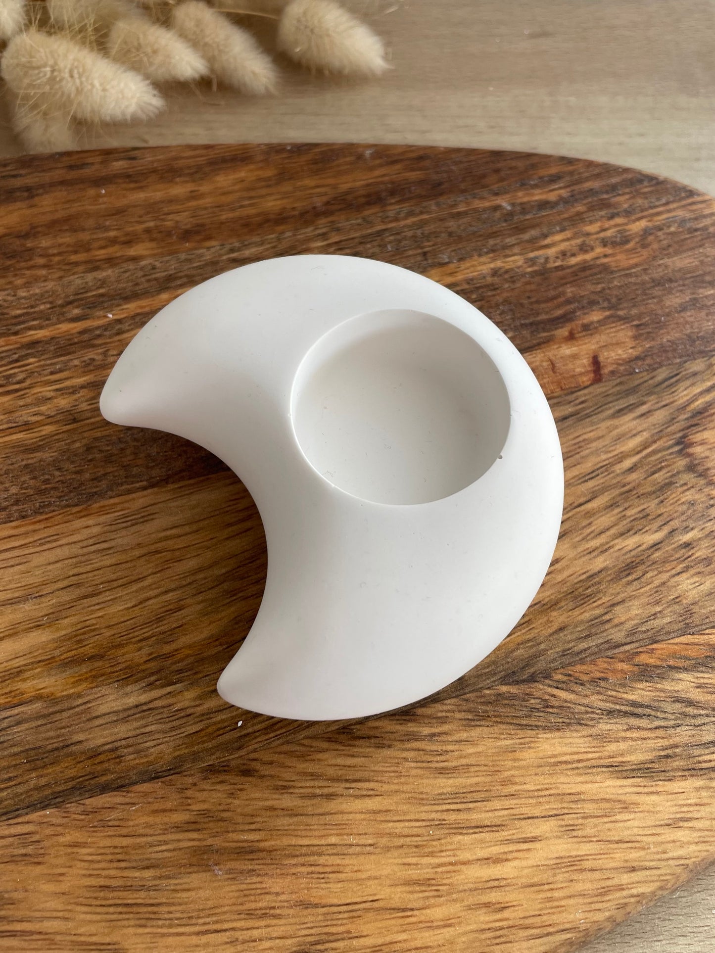 Objet décoratif en forme de croissant de lune fait à la main en jesmonite résine écologique et durable style épuré décoration intérieure