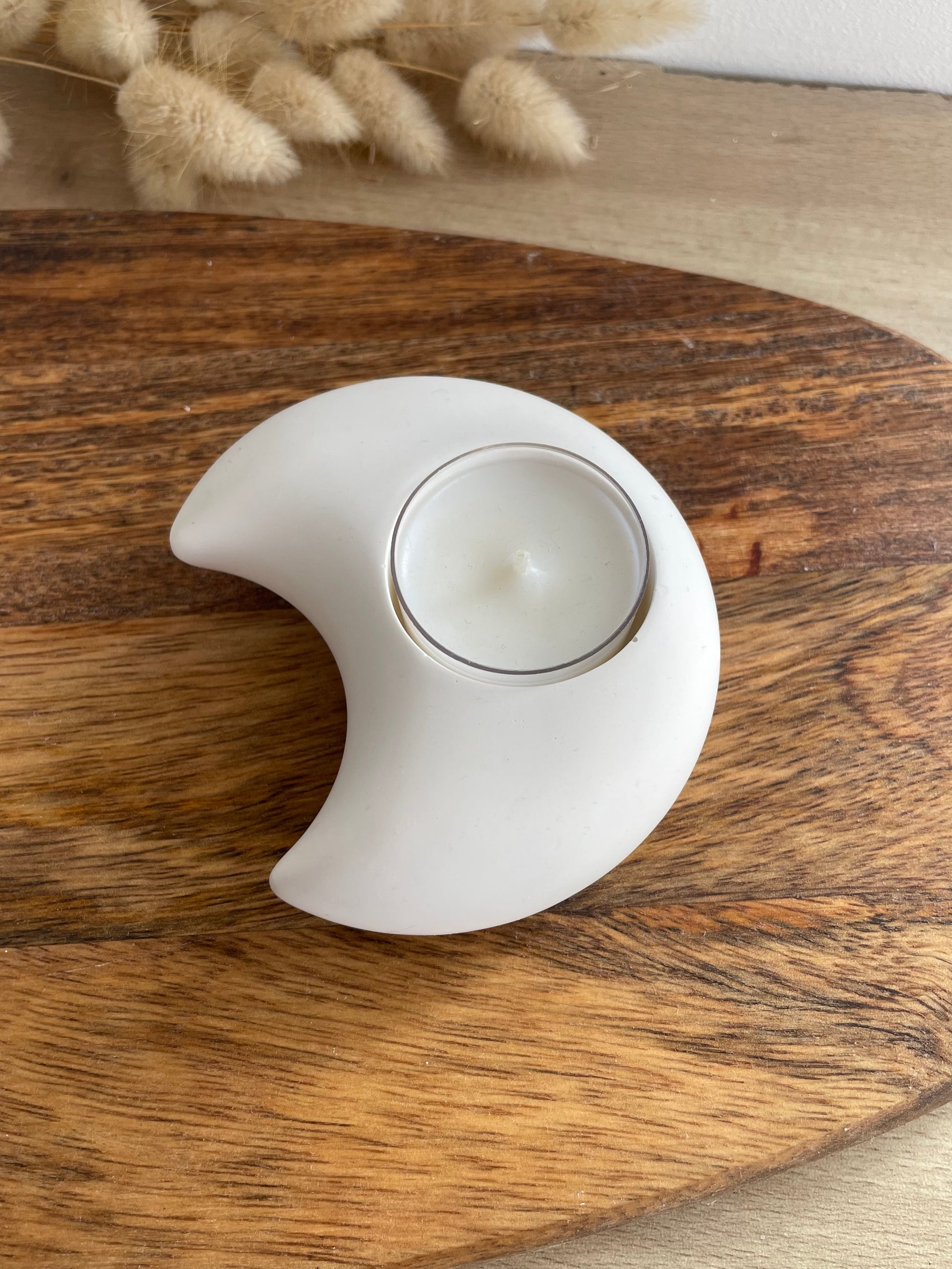 Objet décoratif en forme de croissant de lune fait à la main en jesmonite résine écologique et durable style épuré décoration intérieure
