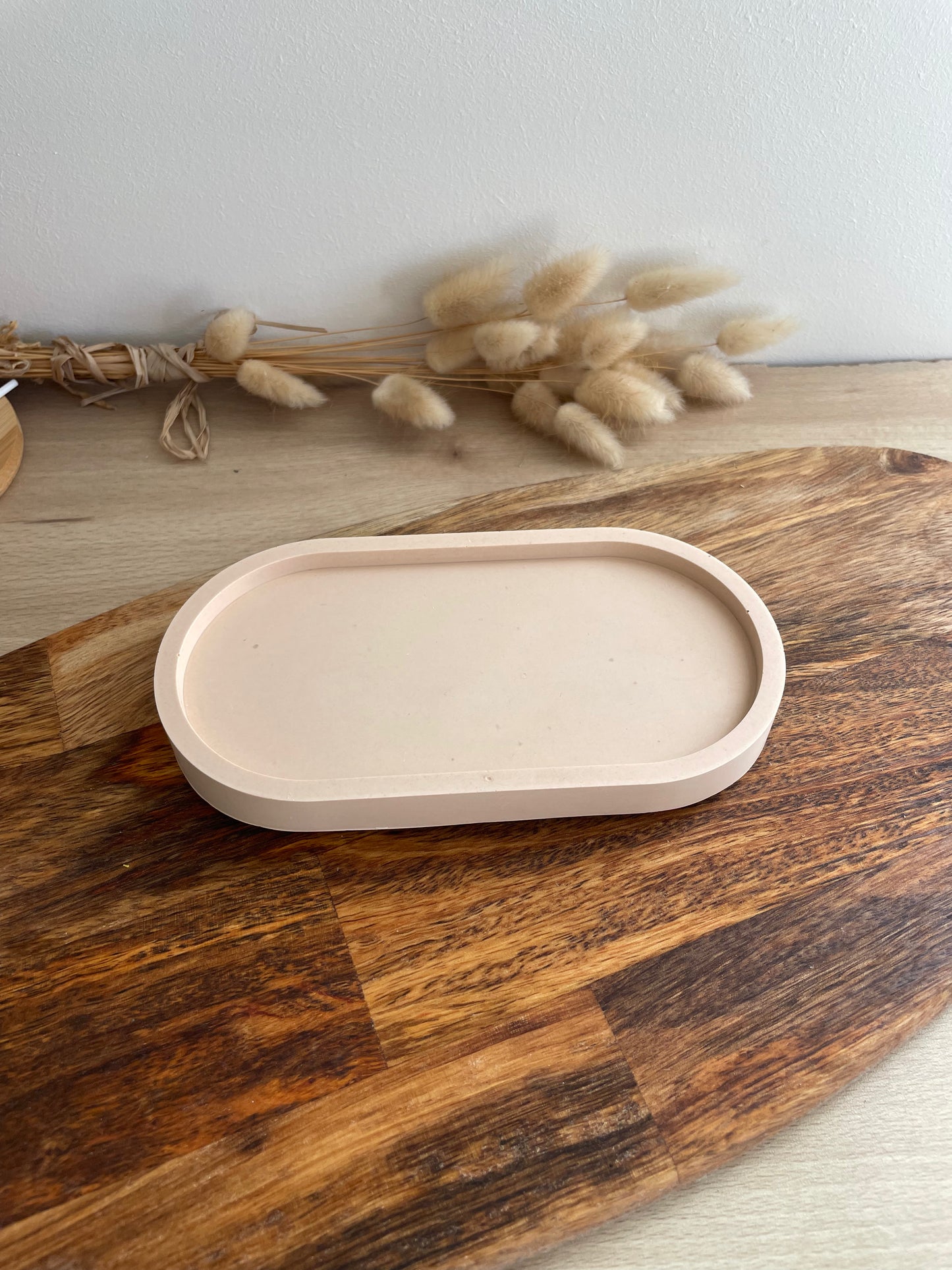 Plateau decoratif vide poche decoration interieure fait main artisanal en jesmonite pose bougie ovale