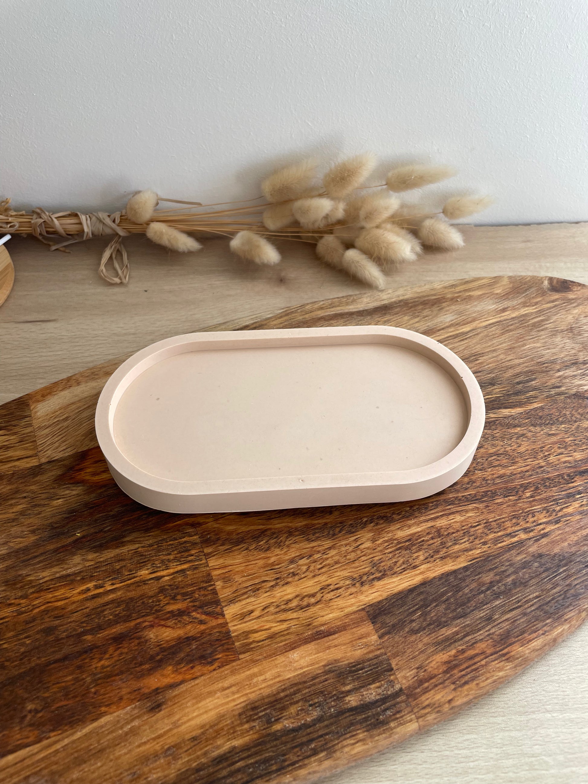 Plateau decoratif vide poche decoration interieure fait main artisanal en jesmonite pose bougie ovale